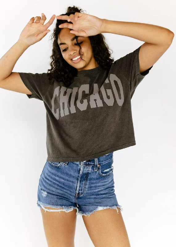 Men’s short-sleeve trendy fit-Chicago Collegiate Puff Crop Tee - Pepper