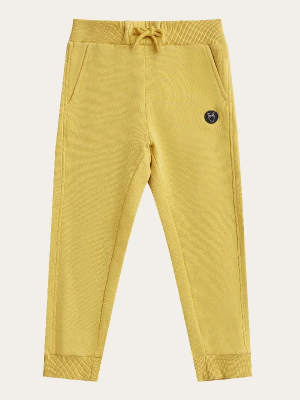 Men’s distressed jogger pants-Badge jog pant - Misted Yellow